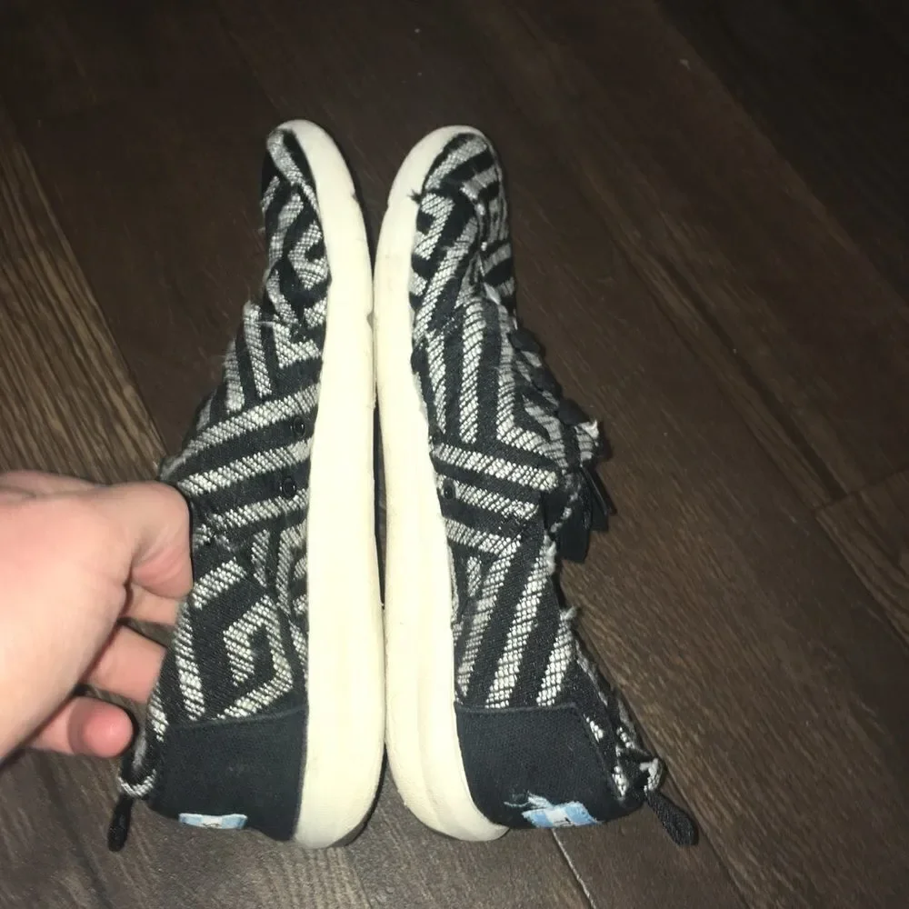 Tom’s 7.5 black and white abstract striped tennis shoes/sneakers